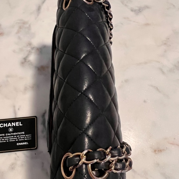 Chanel Quilted black CC leather Flap handbag - Picture 8 of 16